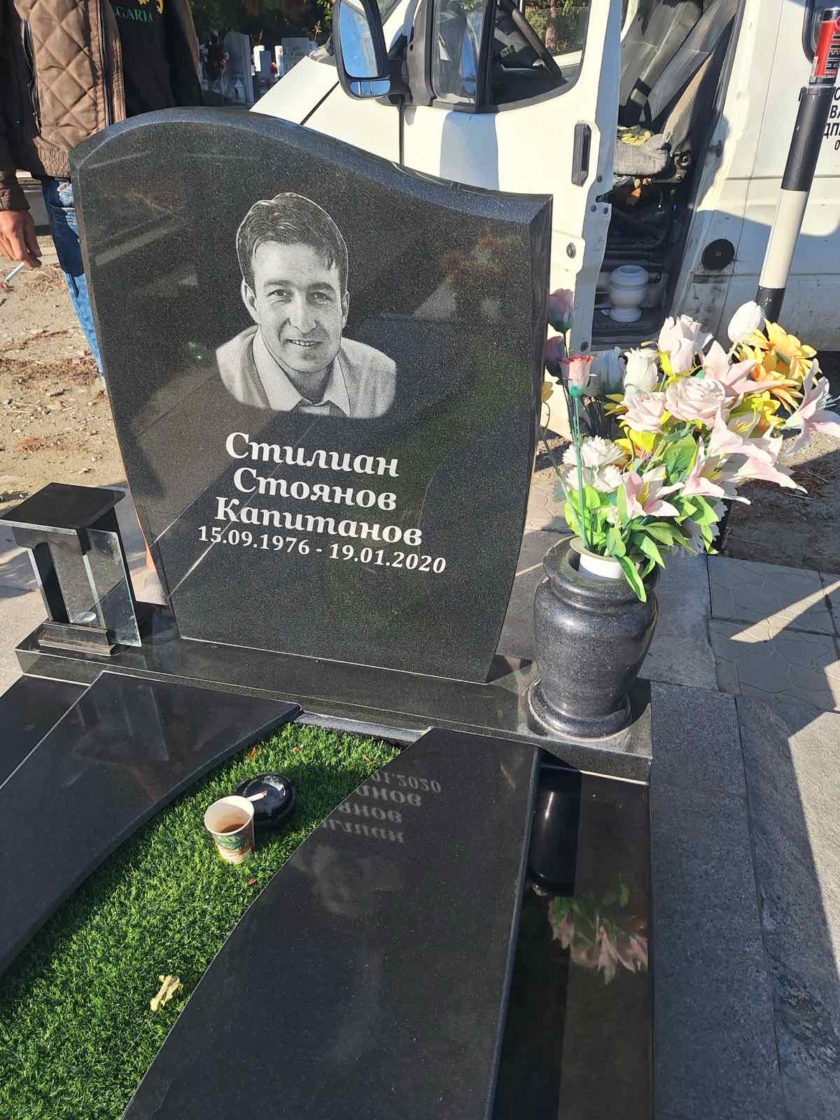 Паметник от черен гранит с гравиран портрет