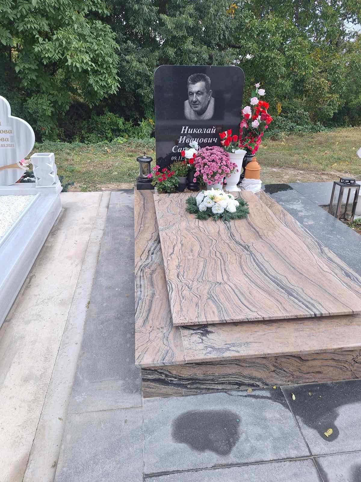 Гробно място с многоцветен гранит